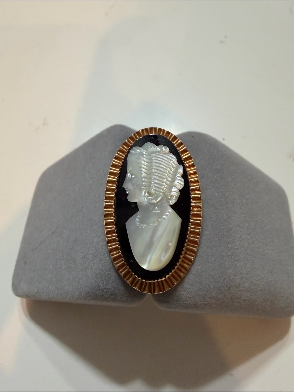 Vintage Cameo Pendant Necklace in Black and Gold